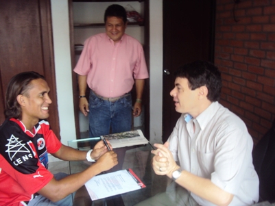 El delantero Hernández firmó con el equipo rojinegro, se conocieron oficialmente los jugadores que salen del equipo motilón. 12 o 13 cupos que se deben copar para afrontar la nueva temporada.