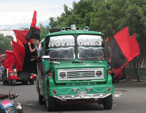 El carnaval rojinegro arrancó hacia la ciudad de Bucaramanga para acompañar como siempre a nuestro querido equipo motilón, La Banda que Nunca Abandona vá con toda la alegria y el aliento al Alfonso López.