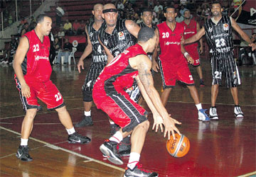 El equipo rojinegro ganó su partido de anoche en la Toto Hernández 88-67 frente a piratas y lleva un partido perdido (Viernes) uno ganado el sábado. (Foto LAURA RAMIREZ / La Opinión)