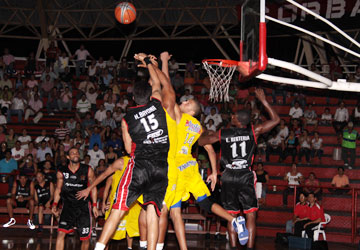El quinteto rojinegro avanza con paso firme por su tercera corona consecutiva en la copa invitacional, en el coliseo Toto Hernández derrotó a Bukaros con una diferencia de 12 puntos. Foto Cortesía (CÉSAR OBANDO / La Opinión)
