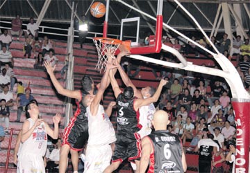 El quinteto rojinegro avanzo por tercer año consecutivo a la final del invitacional de baloncesto Copa Federación al derrotar el domingo (85 - 78) a Búcaros en el Coliseo Vicente Díaz Romero de Bucaramaga con parciales 22-30; 21-13; 15-19; y 27-16. (FOTO LA OPINION)