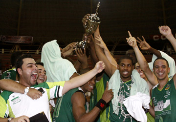 Terminó el seuño del tricampeoanto, Arrieros despertó a los aficionados de Cúcuta Norte y se llevó el gran botín después de vencer 85-93. Foto cortesía La opinión.